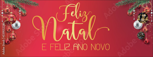 cartão ou banner em um feliz natal e um feliz ano novo em ouro sobre um fundo vermelho com cada lado bolas de natal ramo de abeto