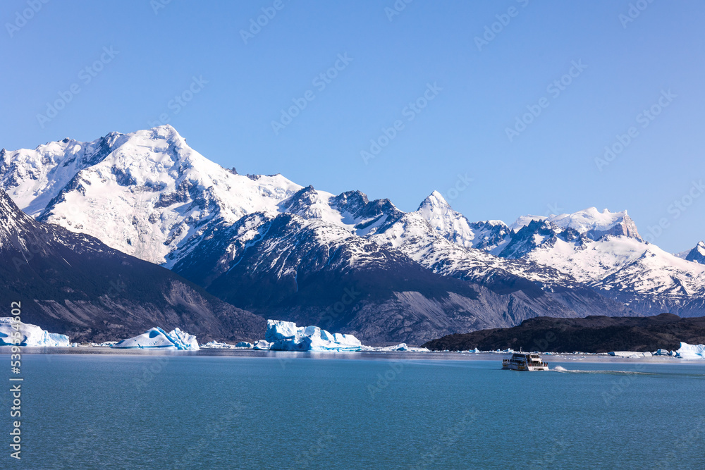 Témpano de hielo en lago frente montañas