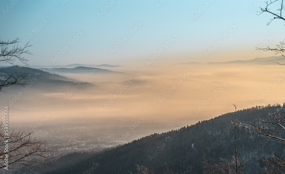 Obraz premium Wschód w górach