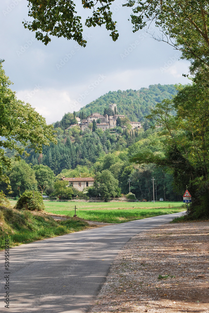 Fototapeta premium Il borgo di Barbischio nel comune di Gaiole in Chianti in provincia di Siena, Italia.
