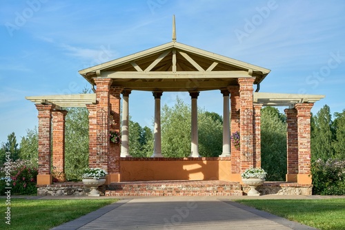 Slika na platnu Brick alcove and potted plants in the park