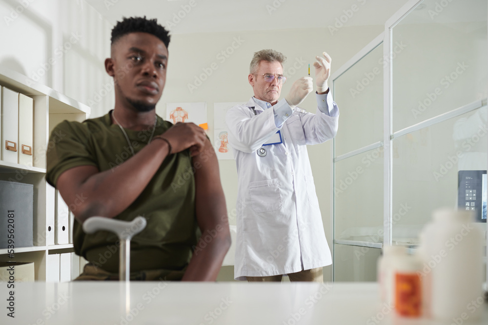 Obraz premium Military Man Getting Vaccine