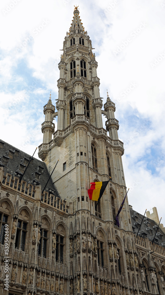 Fototapeta premium Brussels town hall and the belgian flag in Grand Place