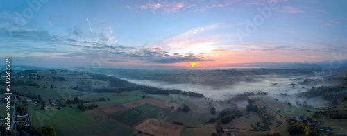 Pyrénées panoramique au matin brouillard photo