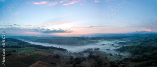 Pyrénées panoramique au matin brouillard photo