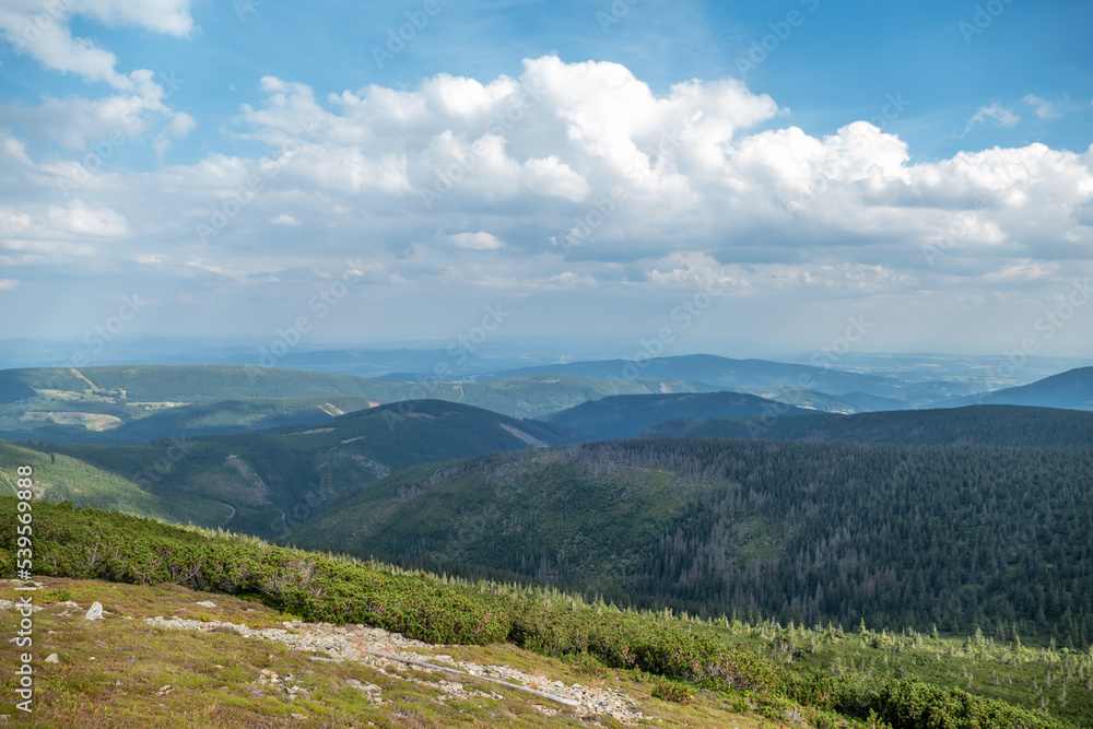 widok na okolicę z góry Śnieżka, Karkonosze, strona Czeska, Czechy
