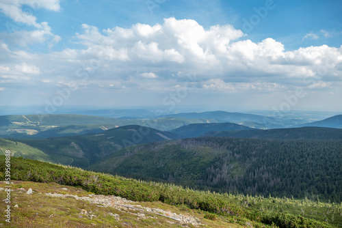 widok na okolicę z góry Śnieżka, Karkonosze, strona Czeska, Czechy