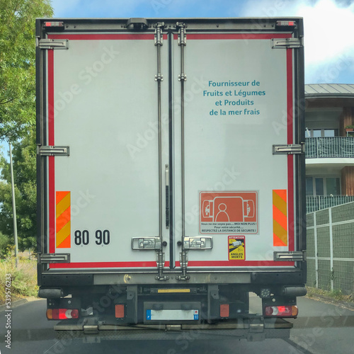 illustration de l'arrière d'une remorque d'un camion de couleur blanche avec des inscriptions photo