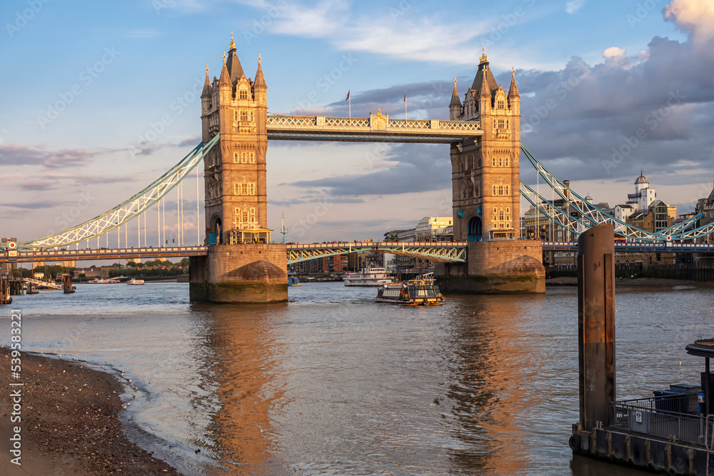 Obraz premium LONDON, UK - AUGUST 25, 2018: Evening sunshine on Tower Bridge and the river Thames