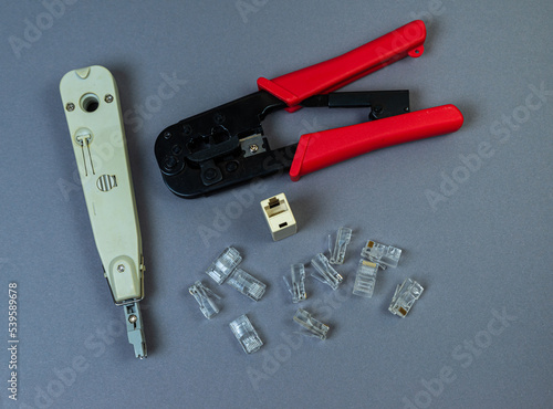 crimp tool for crimping with many connectors