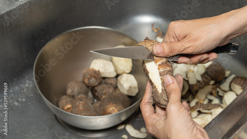日本の里芋の皮を剥く。
