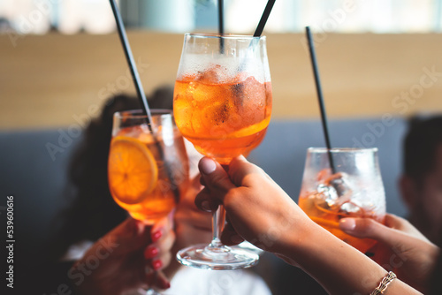 Foto View of alcohol setting on catering banquet table, row line of orange red colore
