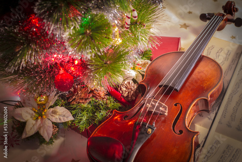 Concepto de navidad con violín y arbolito navideño. photo