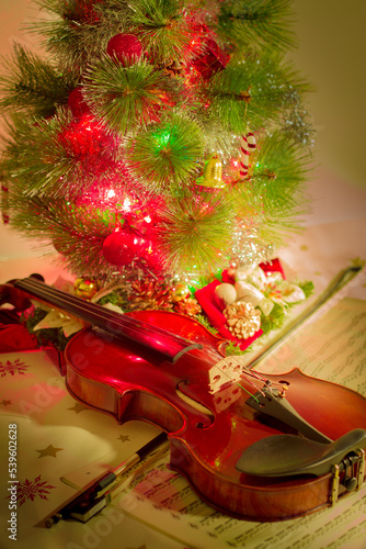 Concepto de navidad con violín y arbolito navideño. photo