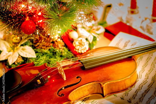 Concepto de navidad con violín y arbolito navideño.