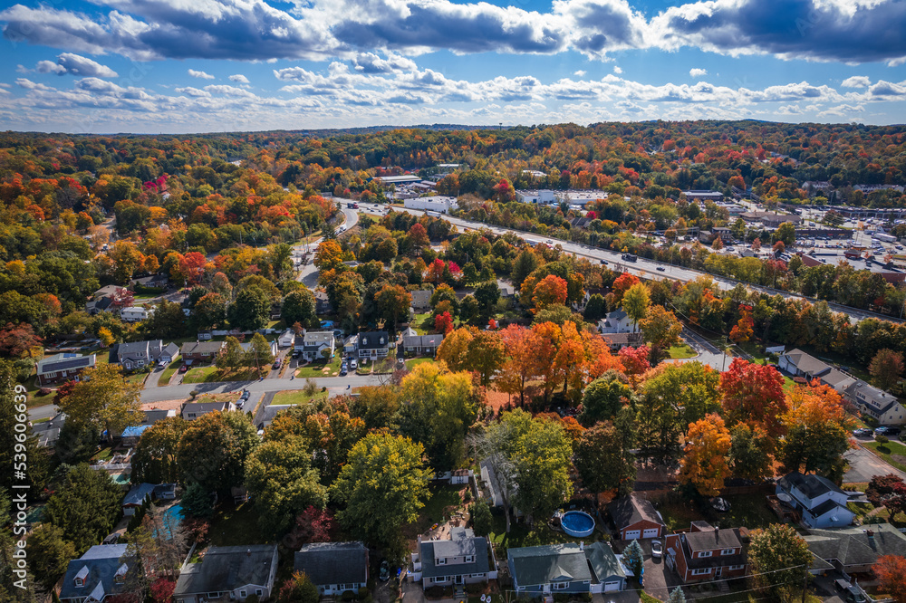 Naklejka premium Aerial Drone of Autumn in Mahwah New Jersey 