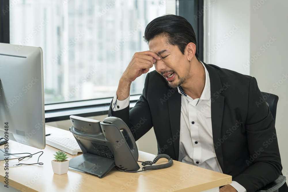Obraz premium businessman having office syndrome with symptom of getting stress and headache