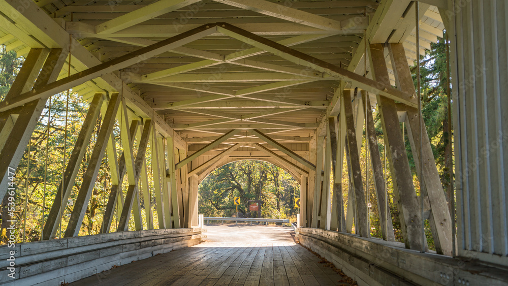 Fototapeta premium Thomas Creek Hannah Covered Bridge in Linn County, Oregon, United States 