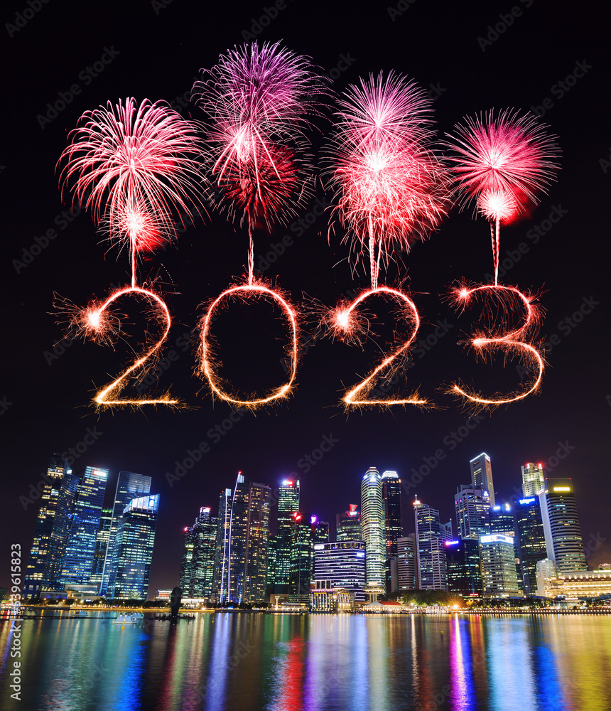 Obraz premium 2023 Happy New Year fireworks over Singapore cityscape at night