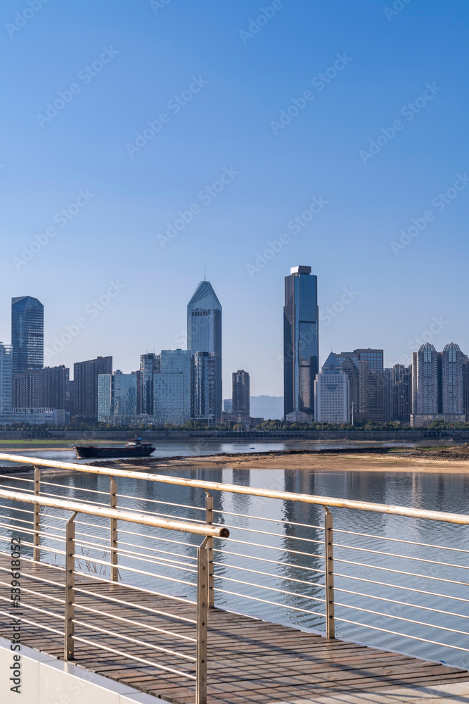 Obraz premium city skyline of business district downtown in daytime