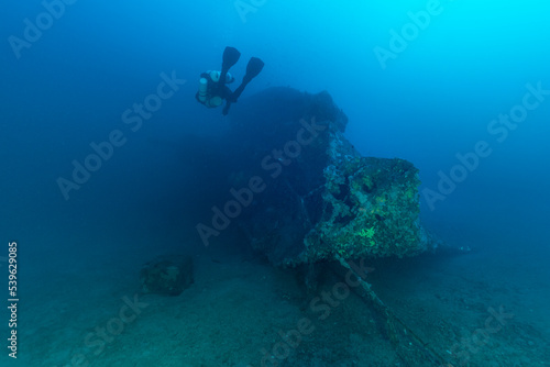 Sub con bibombola e stages sulla prua del relitto del Gazzella, corvetta della marina italiana affondata durante la seconda guerra mondiale nel golfo dell'Asinara, Sardegna