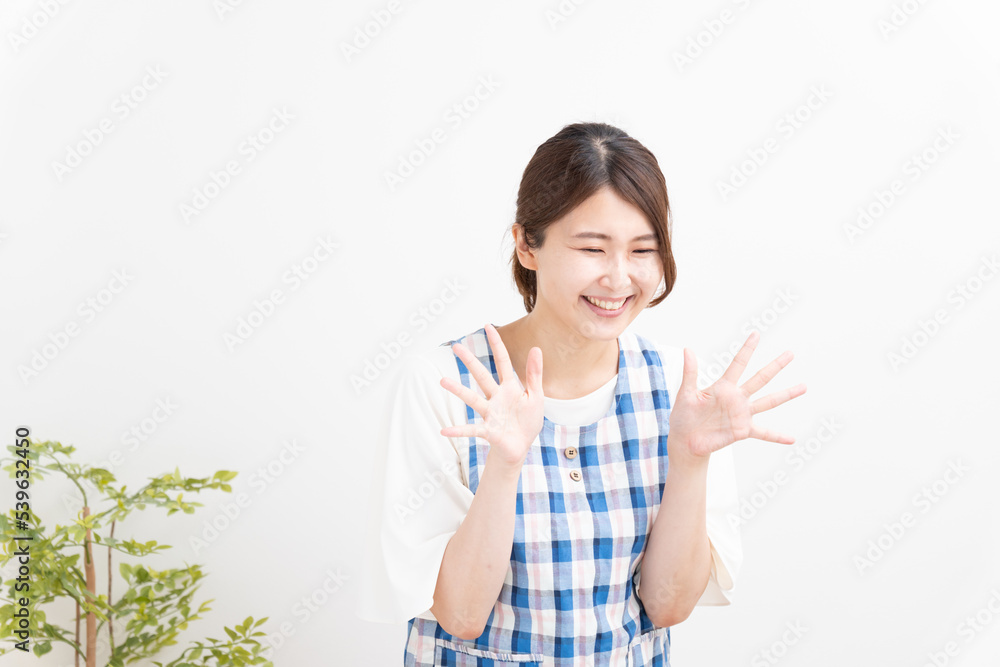 笑顔で手を振る保育士 笑顔で手を振る保育士