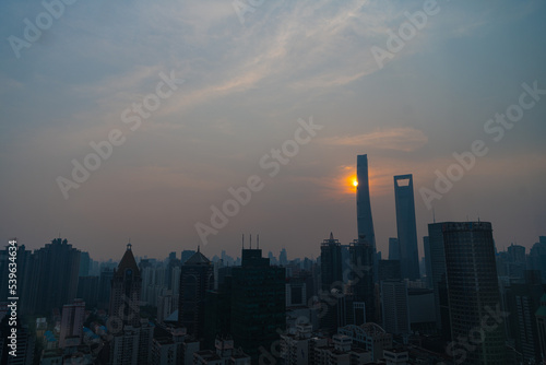 大都会の夕暮れ