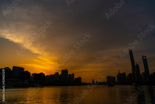 大都会の夕暮れ