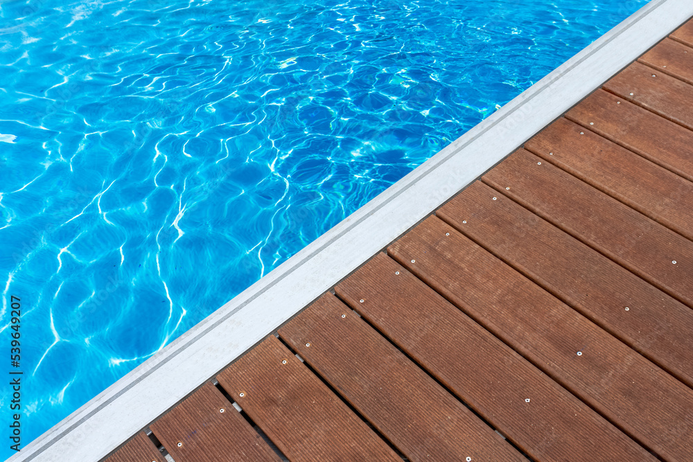 Plage bi-matière  de piscine bleue , plage bois et margelle en aluminium 
