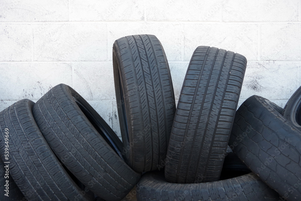 Obraz premium Big pile of worn down old tires