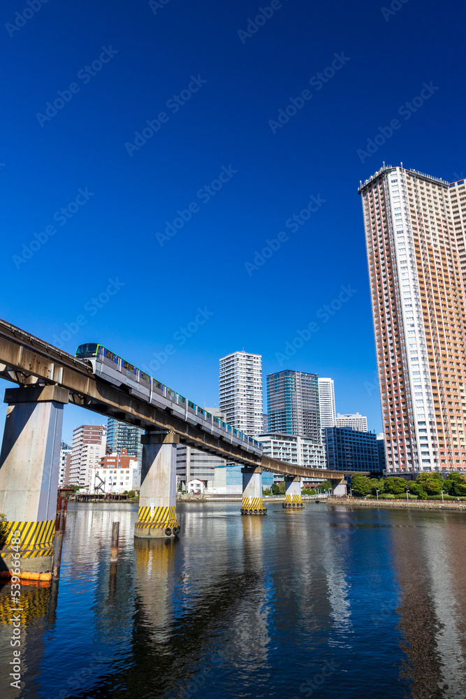Fototapeta premium 運河と東京モノレ－ル
