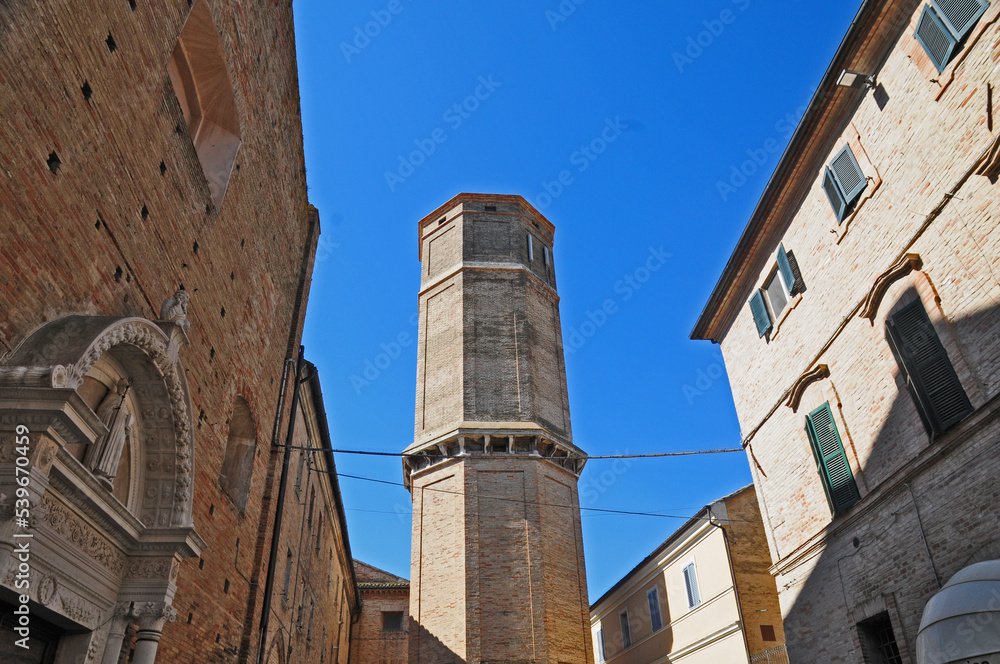 Recanati, la Chiesa di Sant'Agostino e la torre dell'acquedotto - Marche
