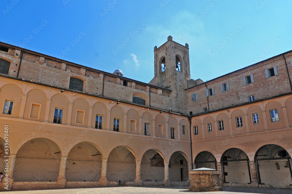 Recanati, Chiostro della Chiesa di Sant'Agostino e torre del passero solitario - Marche