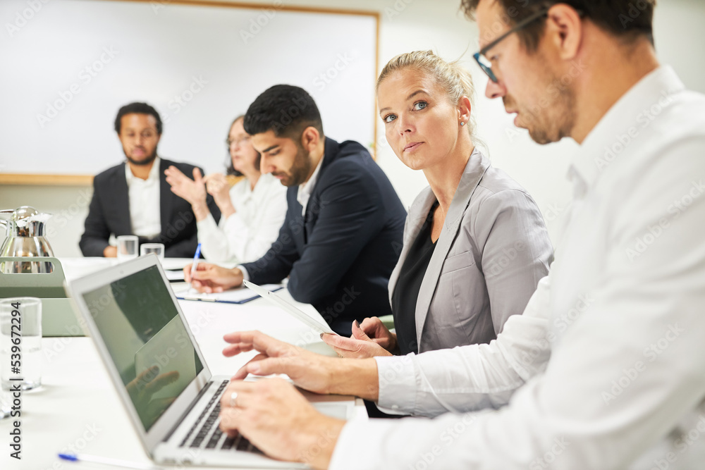 Geschäftsleute arbeiten zusammen mit Laptop Computer Geschäftsleute arbeiten zusammen mit Laptop Computer