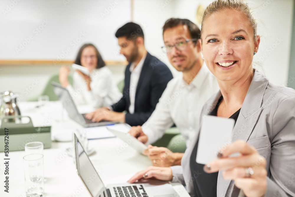 Junge Business Frau mit Kreditkarte für Online Banking Junge Business Frau mit Kreditkarte für Online Banking