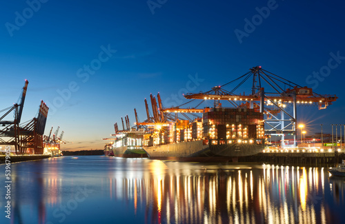 Hamburg Containerterminal zur blauen Stunde
