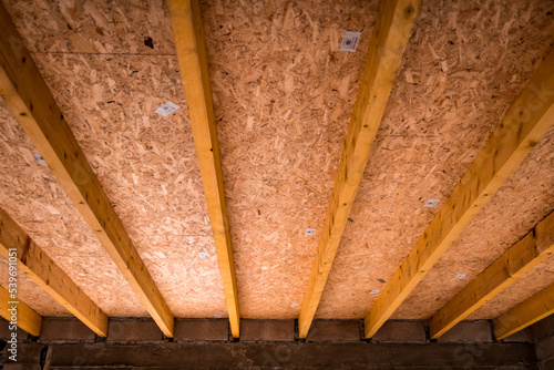 Plafond en panneaux OSB3, copeaux pressés, avec poutre photo