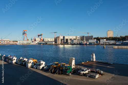 Kieler Hafen Blick vom Stena Terminal auf die Werftanlagen von ThyssenKrupp an einem sonnigen Tag