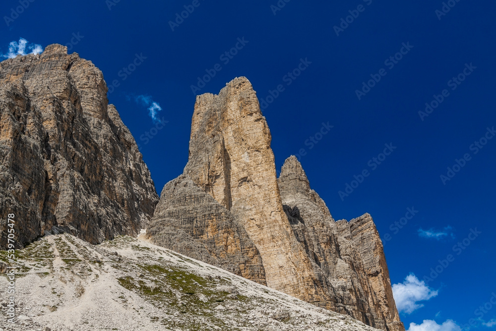 słoneczny krajobraz Dolomity lato