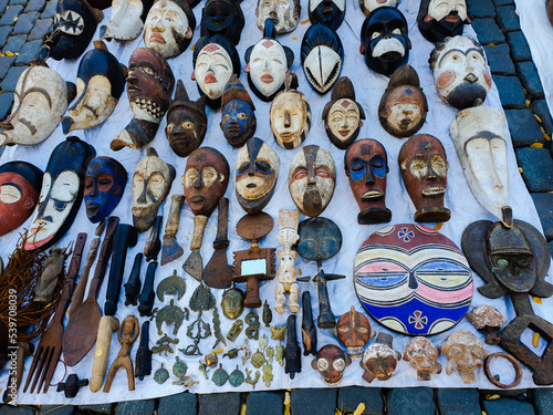 Verkauf afrikanischer Masken auf dem Place du Jeu de Balle in Brüssel