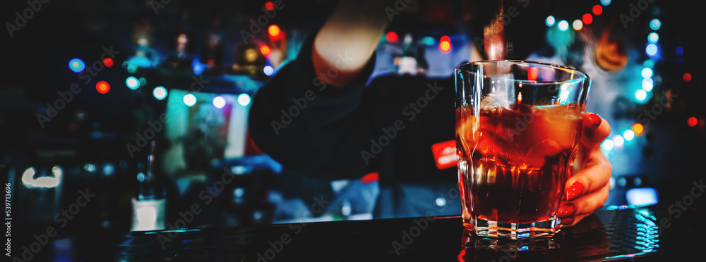 woman hand bartender making negroni cocktail in bar - obrazy, fototapety, plakaty 
