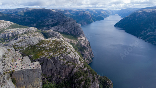 Blick auf den Preikestolen und den Lysefjord von oben mit einer Drohne fotografiert