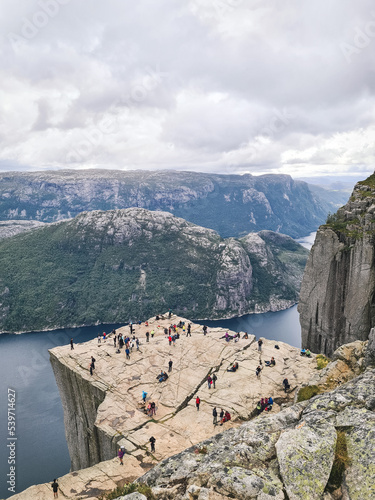 Blick auf den weltberühmten Preikestolen in Norwegen mit Lysefjord im Hintergrund