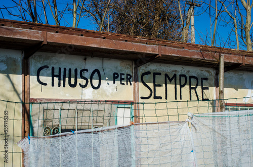 Un chiosco estivo con la scritta chiuso per sempre sulla piccola spiaggia di Sant'Erasmo, isola della laguna di Venezia photo