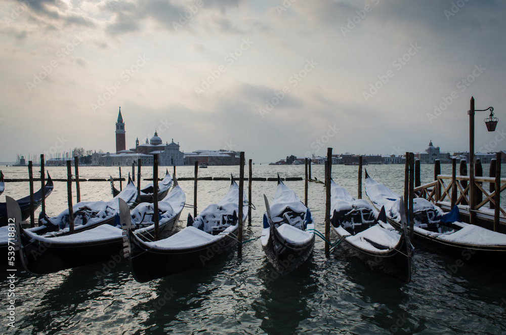 Le gondole ormeggiate nel bacino di San Marco  a Venezia, coperte dalla neve in una giornata invernale