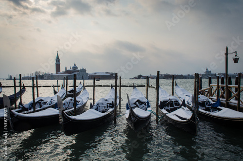 Le gondole ormeggiate nel bacino di San Marco  a Venezia  coperte dalla neve in una giornata invernale