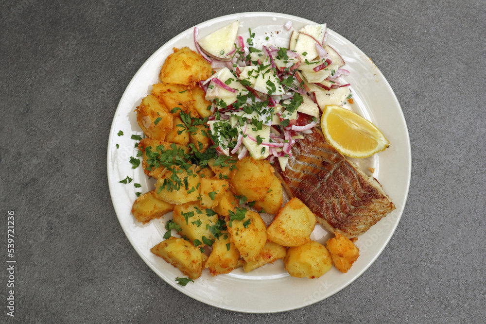 Fototapeta premium Seelachs mit Kartoffeln