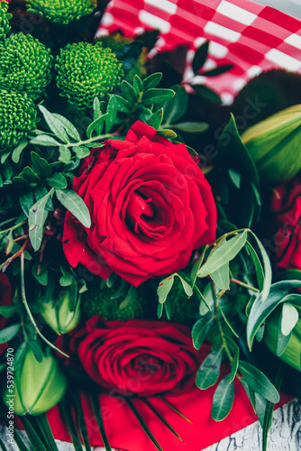 Bouquet de fleurs avec roses rouges