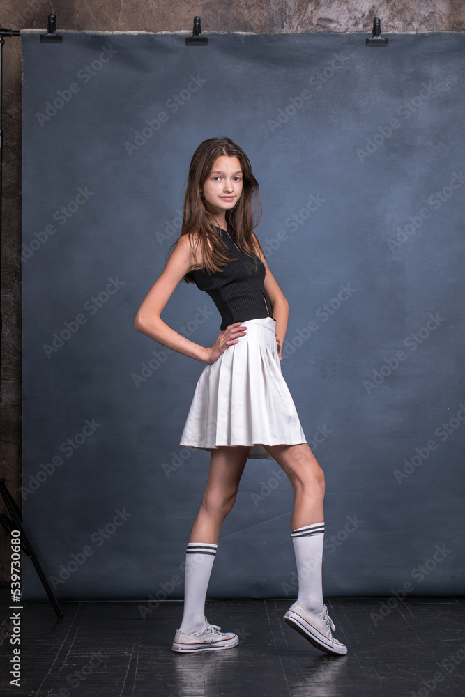 Naklejka premium Studio portrait of a young teen girl