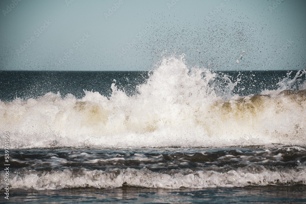 Fototapeta premium waves crashing on the rocks